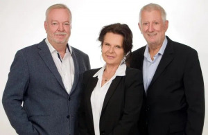 Die DSGVO-ZT GmbH: Diplom-Ingenieur Dr. Peter Gelber, Diplom-Betriebswirtin (FH) Irene Schaller und Diplom-Ingenieur Wolfgang Fiala (von links nach rechts) sind Ihre akkreditierten DSGVO-Experten in Wien (Österreich)